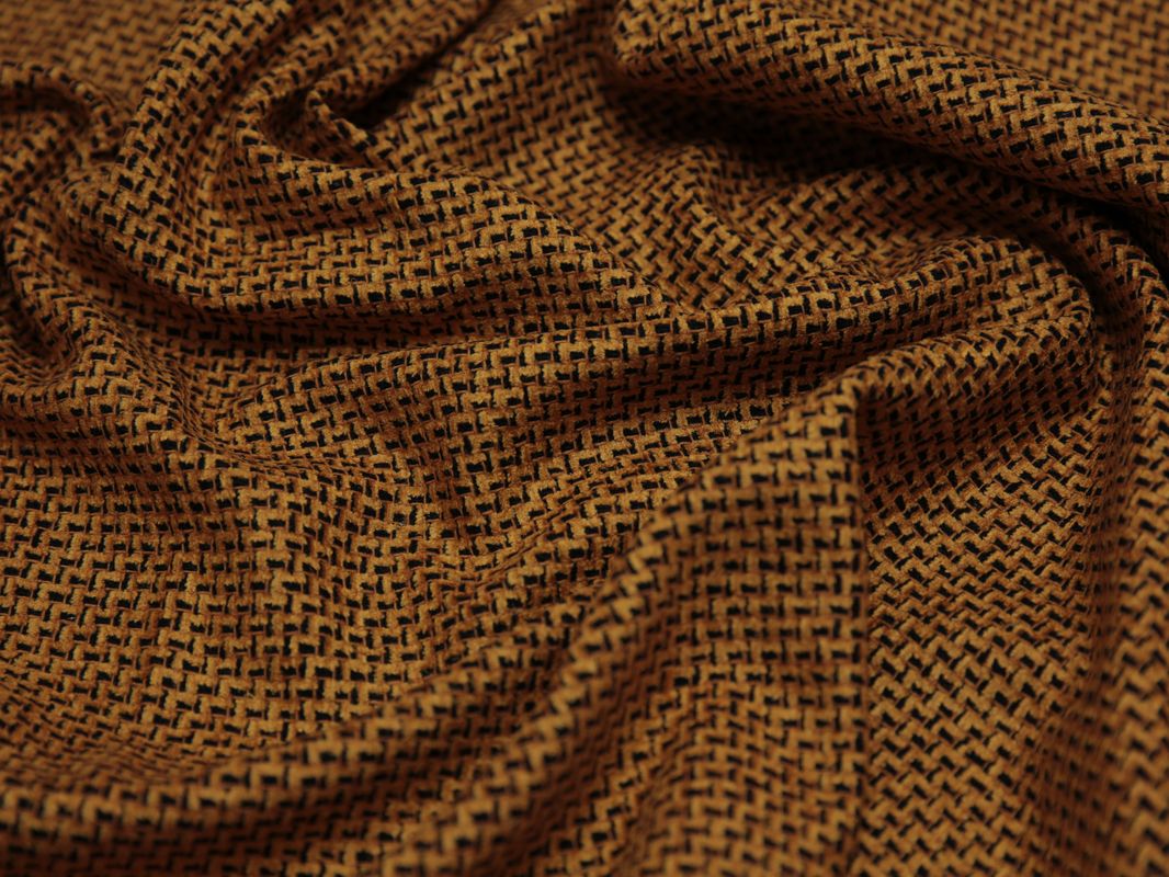 Костюмная ткань оранжевая с черным мелким принтом - фото 5