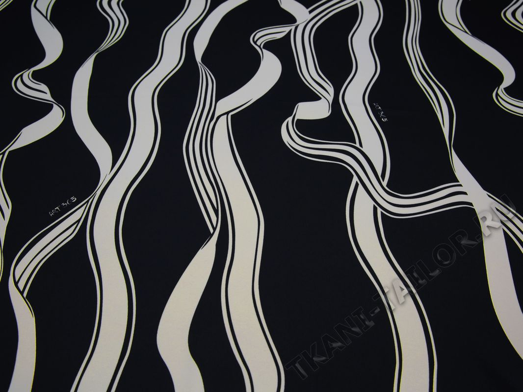 Плательная ткань черная с белым волнистые полосы - фото 1