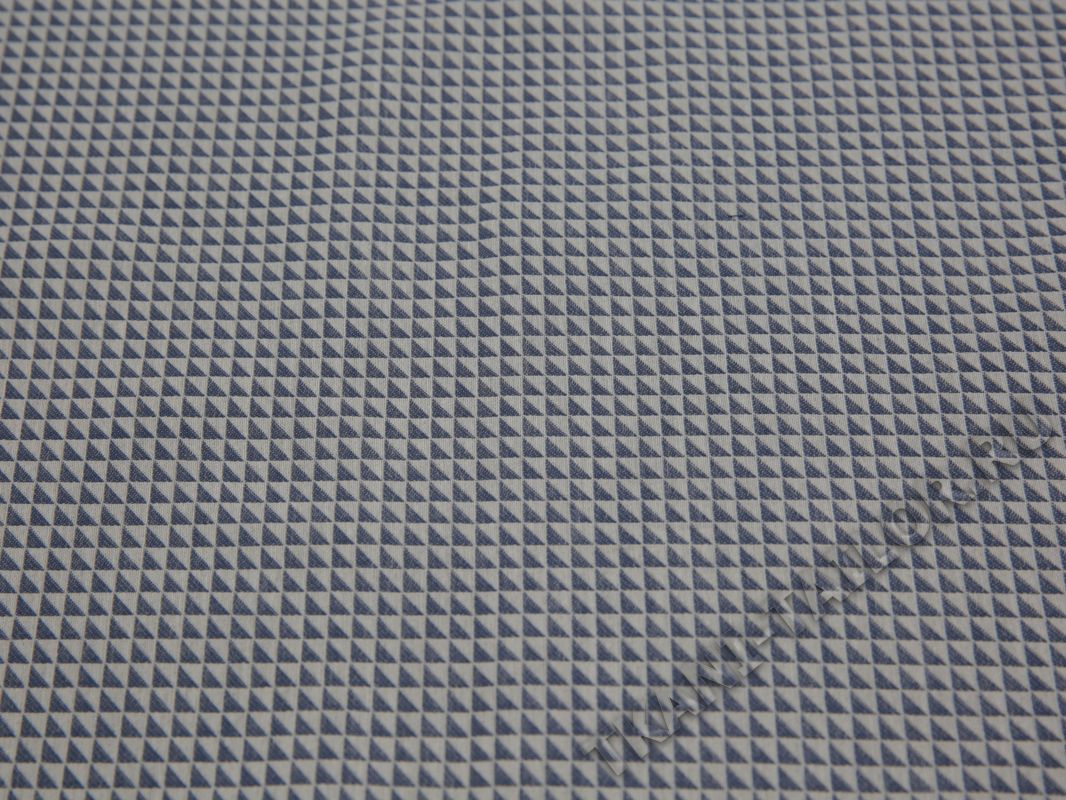 Плательная ткань светло-серая принт треугольники - фото 2
