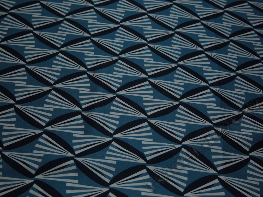 Плательная ткань бело-голубой геометрический принт - фото 2