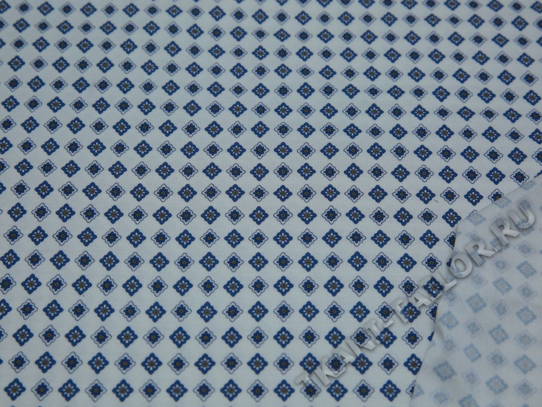 Трикотажная ткань белая с синим орнаментом - фото 2