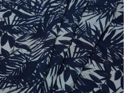 Трикотажная ткань белая с синими листьями - фото