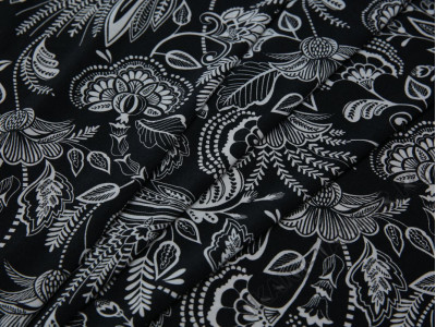 Трикотажная ткань черная с белыми листьями  - фото