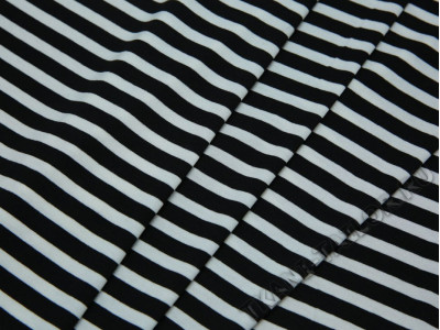 Трикотажная ткань в черно-белую полоску - фото