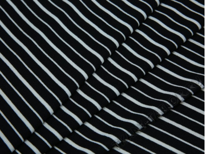 Трикотажная ткань черная в белую полоску - фото