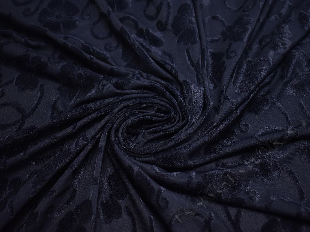 Трикотажная ткань темно-синяя фактурные цветы - фото 4