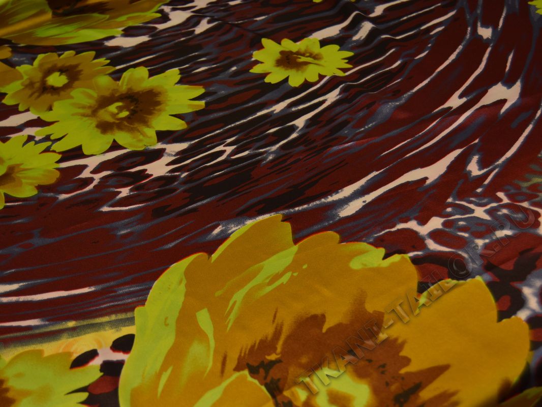 Атлас бордовый цветы мультиколор - фото 2