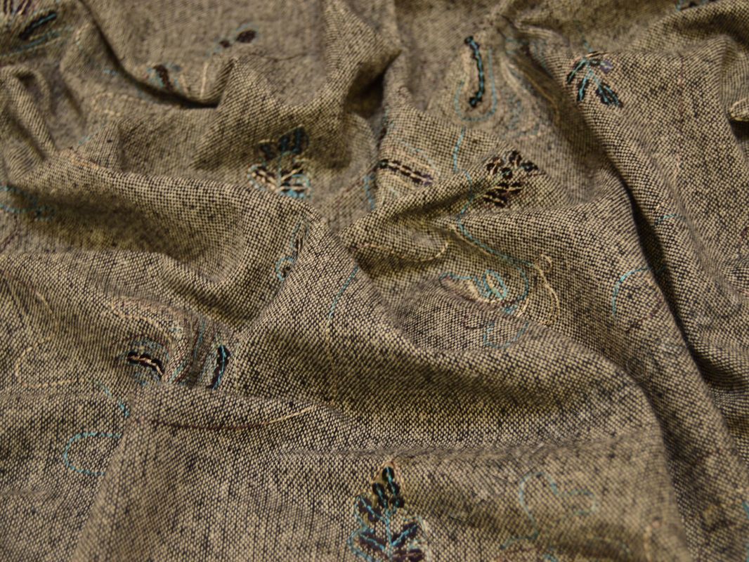 Костюмная ткань серо-бежевая с вышивкой - фото 4