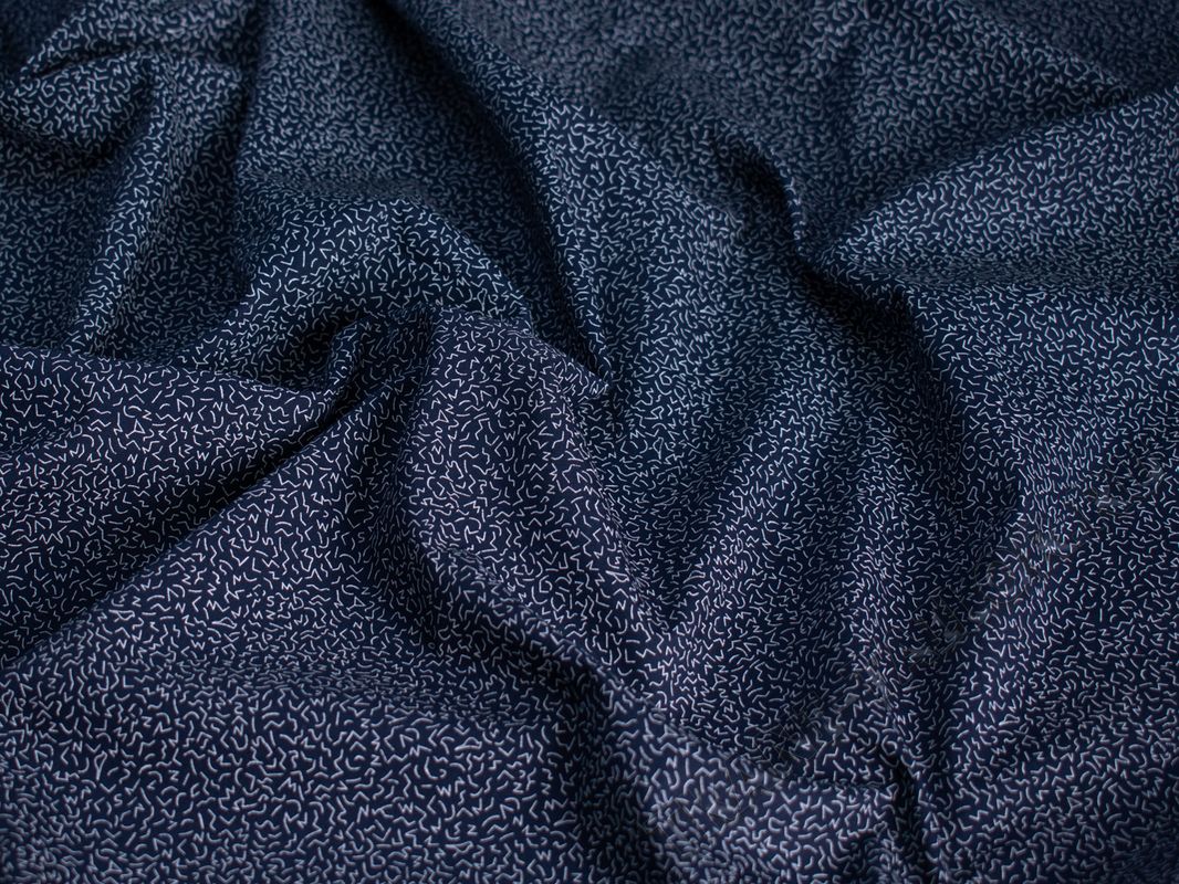 Рубашечный хлопок темно-синий абстрактный принт - фото 4